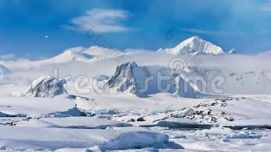南极洲自然。 白雪覆盖的山脉